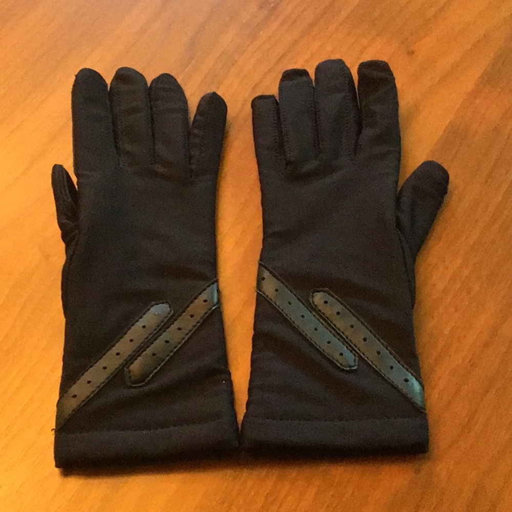 L'eggs Sheer Energy knit-lined stretch gloves in black. Nylon/spandex. NWOT.